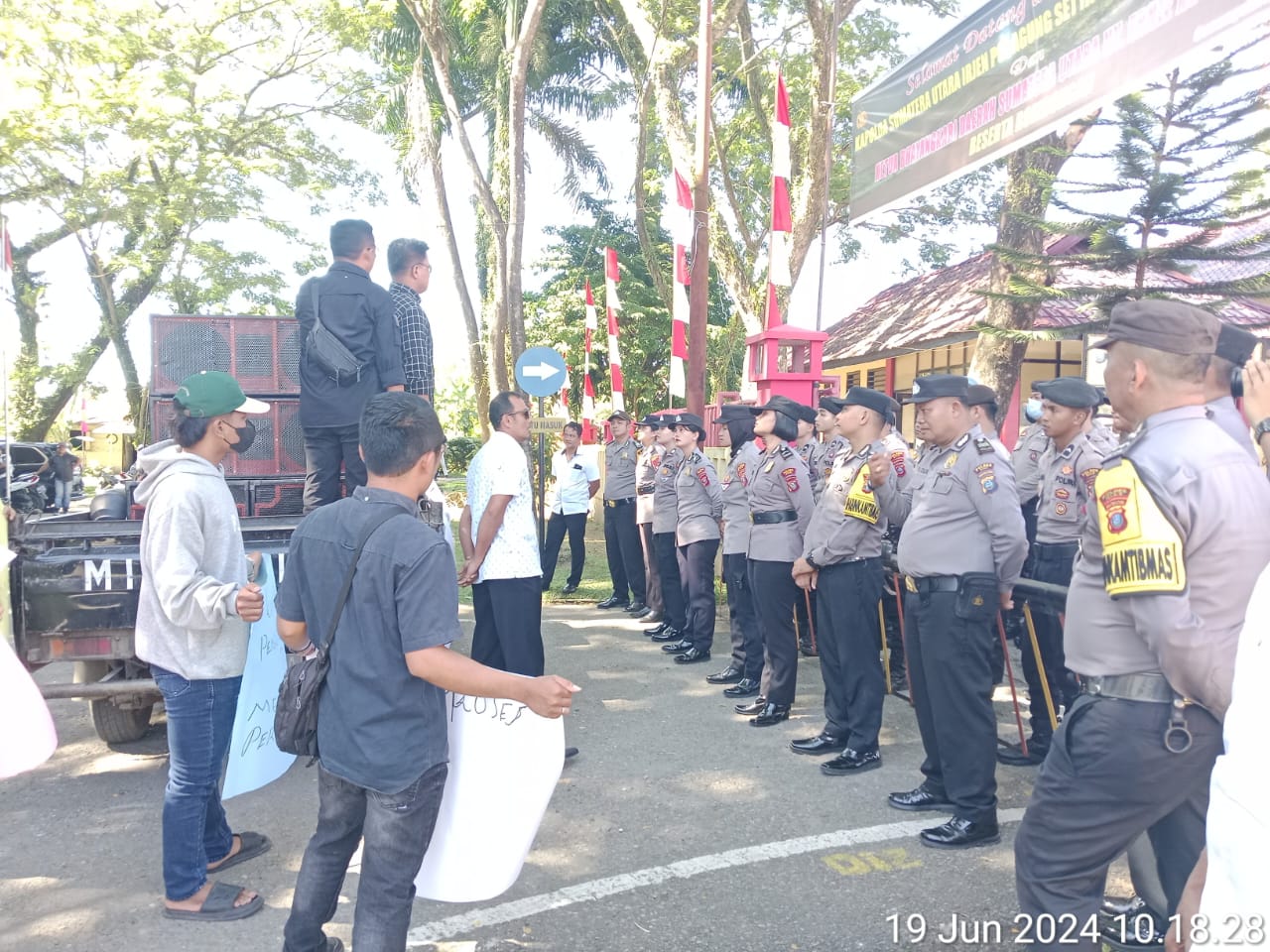 Puluhan Masa Unjuk Rasa Di Kejaksaan Negeri Gunungsitoli